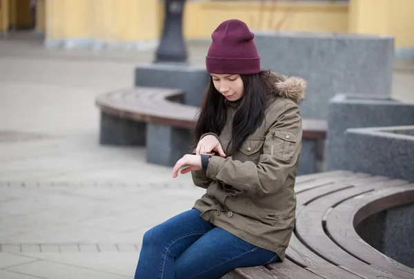 Chica Joven Parka Tocando Reloj Inteligente Muñeca Este Nuevo Gadget — Foto de Stock