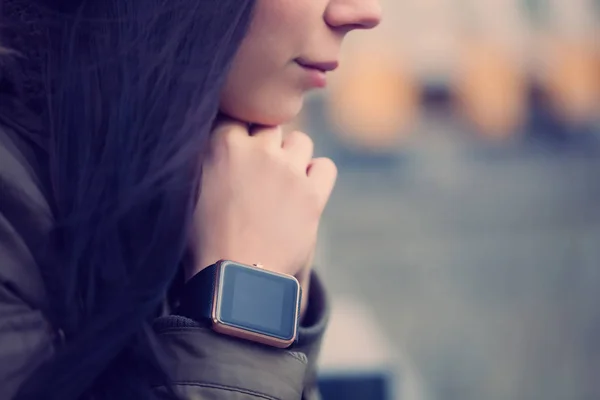 Junges Mädchen Parka Das Ihre Smarte Uhr Handgelenk Berührt Mit — Stockfoto