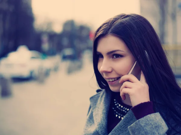 微笑在户外通电话的年轻女孩 — 图库照片