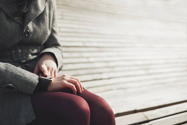 Young Brunette Girl Grey Coat Using Her Smart Watch While — Stock Photo, Image