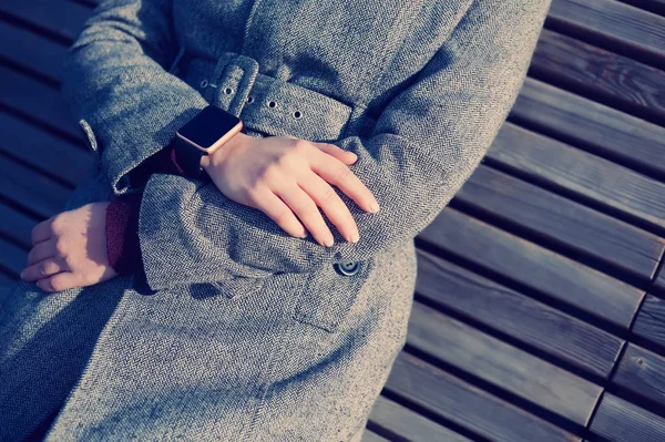 Vrouw Met Grijze Vacht Dragen Moderne Slimme Polshorloge Deze Persoon — Stockfoto