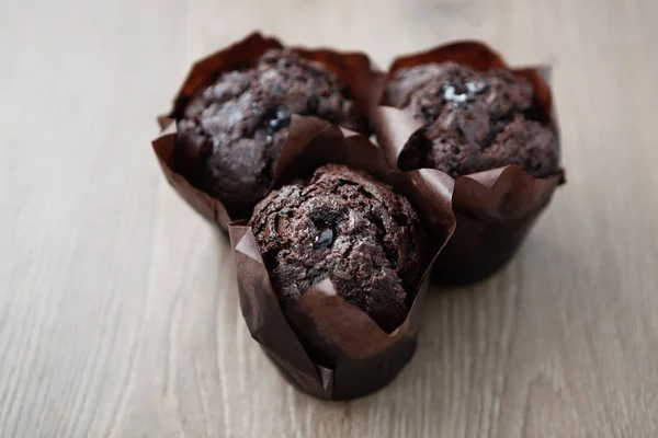 Délicieux Muffins Chocolat Dans Café Trois Gâteaux Chocolat Frais Papier — Photo
