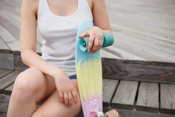 Flicka Sitter Med Skateboard Närbild — Stockfoto