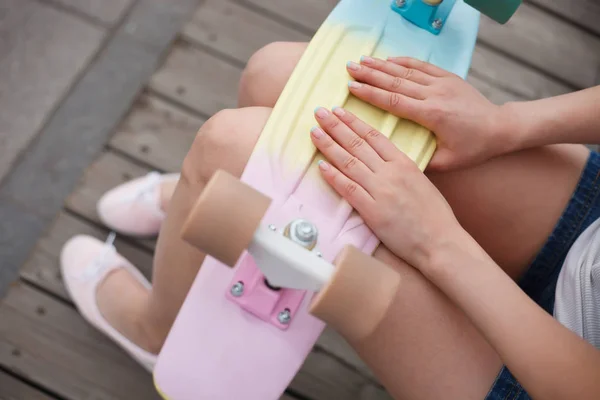 Menina Sentada Com Skate Close — Fotografia de Stock