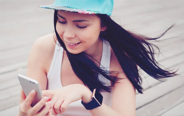 Young White Brunette Girl Using Her Modern Smart Phone Dual — Stock Photo, Image