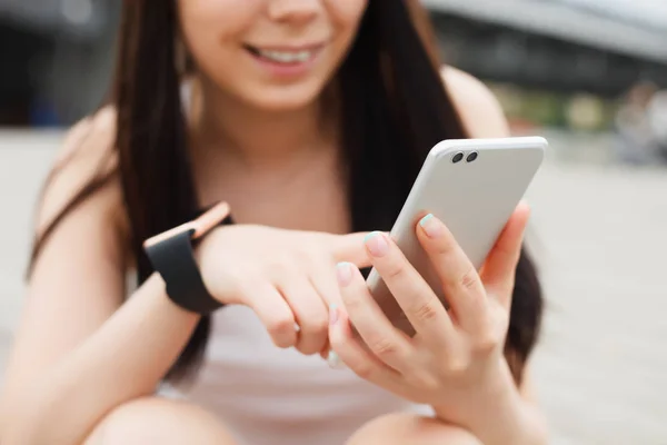 Νεαρή Γυναίκα Που Χρησιμοποιεί Smartphone Κοντινό Πλάνο — Φωτογραφία Αρχείου