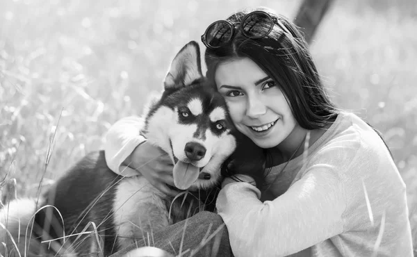 Sorrindo Jovem Morena Sentada Com Seu Cão Husky Parque Verde — Fotografia de Stock