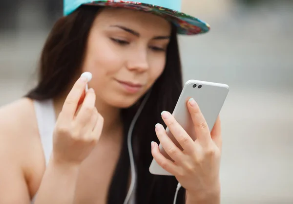 Νεαρή Γυναίκα Που Χρησιμοποιεί Smartphone Ακούγοντας Μουσική — Φωτογραφία Αρχείου