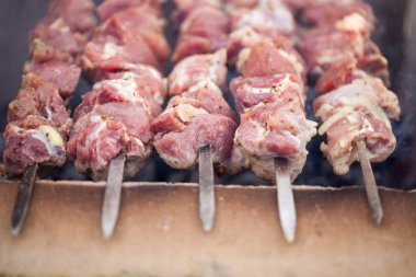Izgara kebap Barbekü makro ateşte pişirdim. Yakın lezzetli Marine et parçaları Fotoğraflar kadar ayrıntılı. Geleneksel Güney mutfağı. 