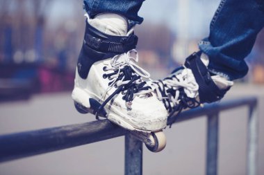 Demiryolu skate park açık havada taşlama patenci. Üst tarafta makio veya fishbrain hiledir. Tehlikeli aşırı Gençlik ve gençler arasında popüler pateni.   