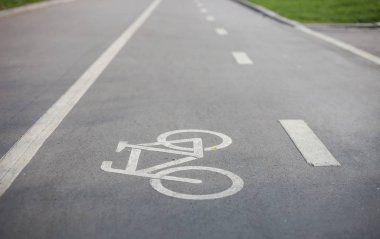 Bisiklet Park lane. Ekolojik ve sağlıklı taşıma şehir sürme için ayrı şekilde. Bisiklet ressam asfalt üzerinde beyaz boya ile iz 