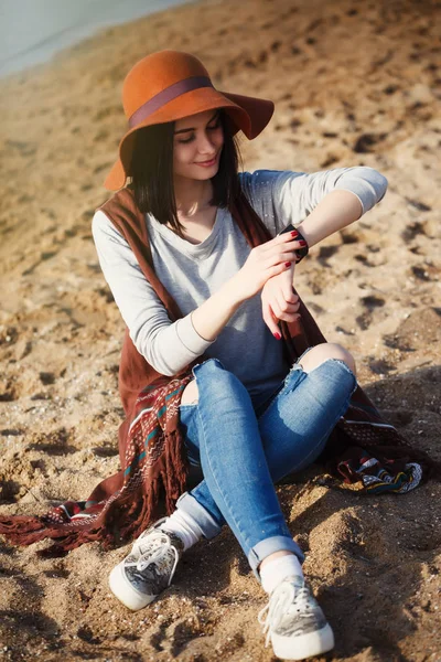 Boho 스타일 해변에 그녀의 스마트 시계를 귀여운 화이트 있도록 인터넷에 — 스톡 사진