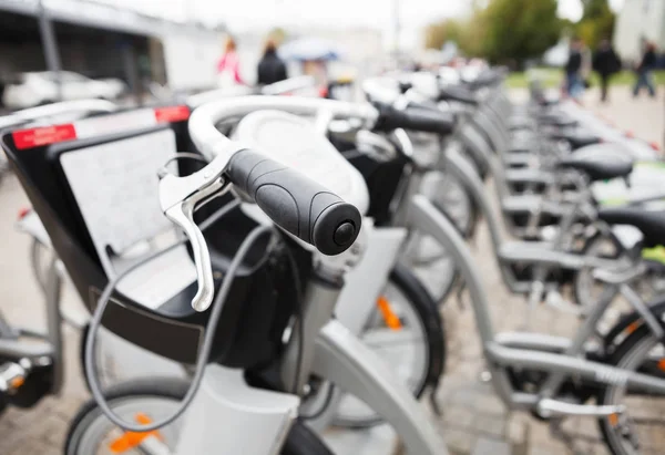 Alquiler Bicicletas Estación Calle Ciudad Bicicleta Lista Para Recoger Tome — Foto de Stock