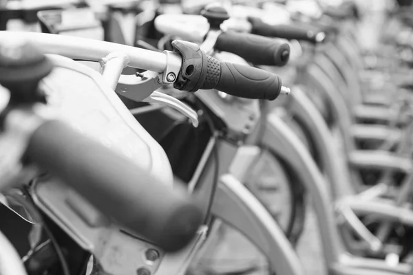 Rentale Ποδήλατα Σταθμό Στο Δρόμο Της Πόλης Μοτοσυκλέτα Έτοιμη Για — Φωτογραφία Αρχείου