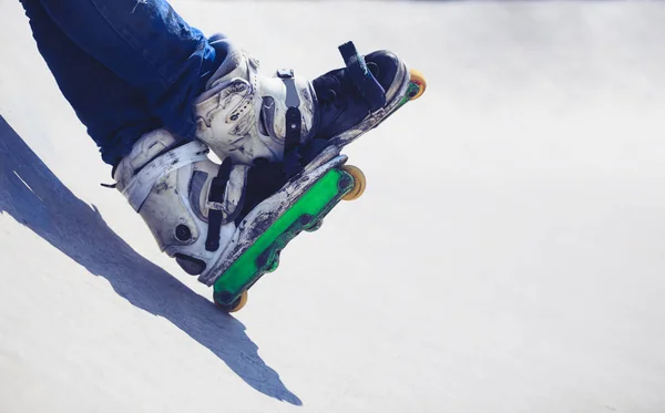 Voeten Van Rollerblader Dragen Van Agressieve Inlineskates Zittend Een Betonnen — Stockfoto