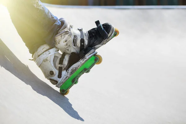 Rollerblader 스케이트 공원에 콘크리트 진입로에 어그레시브 인라인 스케이트의 스포츠 트릭을 — 스톡 사진