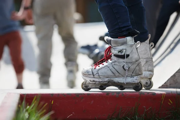 Pés Rollerblader Vestindo Patins Linha Agressivos Sentados Uma Rampa Concreto — Fotografia de Stock