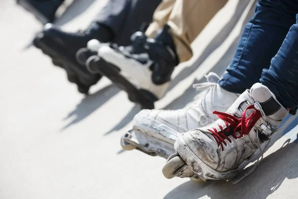 Feet Rollerbladers Wearing Aggressive Inline Skates Standing Top Concrete Ramp — Stock Photo, Image