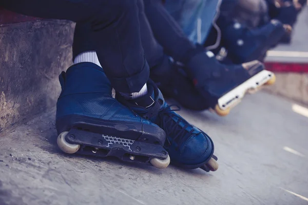 어그레시브 인라인 스케이트 스케이트 공원에 콘크리트 진입로 Rollerbladers의 스포츠 트릭을 — 스톡 사진