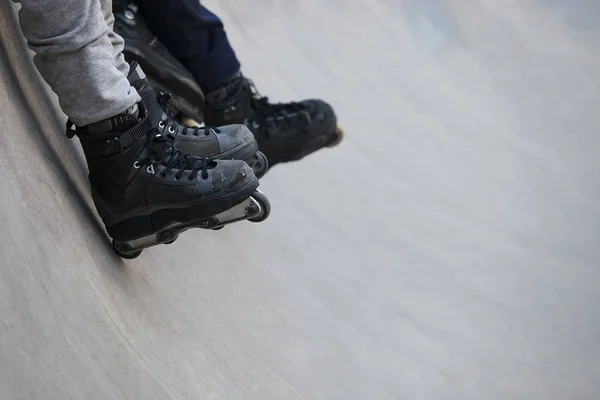 Pies Patinador Con Patines Agresivos Línea Sentados Una Rampa Hormigón — Foto de Stock