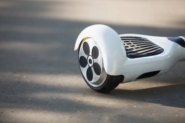 Скутер White Electric Mini Hover Дороге Парке Эко Городской Транспорт — стоковое фото