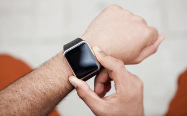 Eller trendy akıllı saatini kullanarak Afrika siyah erkek çocuk. Internet, şamata sosyal medya her zaman kalmak sağlar bağlı Modern Gadget'ı. Makro yakın çekim kol saatleri.