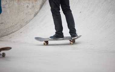 Moskova - 15 Mayıs, 2016: yaz sokak kaykay Yarışması açık skate Park. Aşırı dışında beton skatepark içinde buz pateni. Kaykaycı egzersiz. Aktif dinamik extremal spor. Dövmeli genç kaykaycı çocuk 