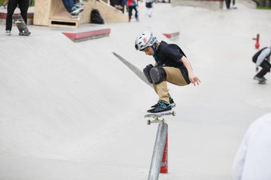 Moskova - 15 Mayıs, 2016: yaz Sokak Kaykay Yarışması açık skate park. Aşırı dışında beton skatepark içinde buz pateni. Kaykaycı egzersiz. Aktif dinamik extremal spor. Genç kaykaycı çocuk eziyet demiryolu 