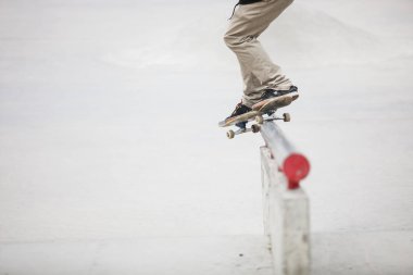Moskova - 15 Mayıs, 2016: yaz Sokak Kaykay Yarışması açık skate park. Aşırı dışında beton skatepark içinde buz pateni. Kaykaycı egzersiz. Aktif dinamik extremal spor. Genç kaykaycı çocuk eziyet demiryolu 