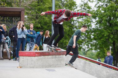 Moskova - 15 Mayıs, 2016: yaz Sokak Kaykay Yarışması açık skate park. Aşırı dışında beton skatepark içinde buz pateni. Kaykaycı egzersiz. Aktif dinamik extremal spor. Genç kaykaycı çocuk eziyet çıkıntıya