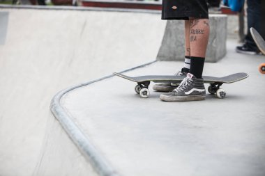Moskova - 15 Mayıs, 2016: yaz sokak kaykay Yarışması açık skate Park. Aşırı dışında beton skatepark içinde buz pateni. Kaykaycı egzersiz. Aktif dinamik extremal spor. Dövmeli genç kaykaycı çocuk 