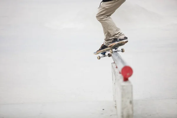 莫斯科 2016年5月15日 夏季街头滑板比赛在户外滑板公园 在外面的混凝土滑板上溜冰 滑板运动员锻炼 主动动态极值运动 年轻的溜冰男孩磨轨 — 图库照片