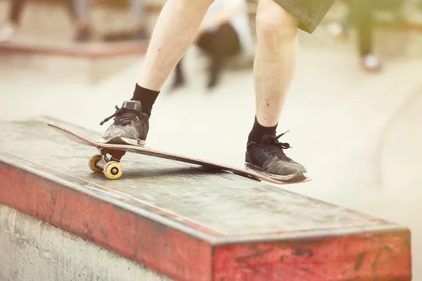 Skater Pojke Slipning Avsats Utomhus Skateboardpark Populära Extremsport Farliga Kul — Stockfoto