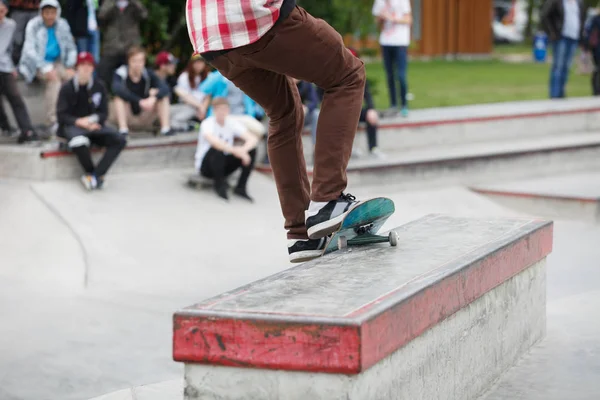 Skateboardåkare Pojke Slipning Avsats Utomhus Skateboardpark Publiken Bakgrund Sport Konkurrens — Stockfoto