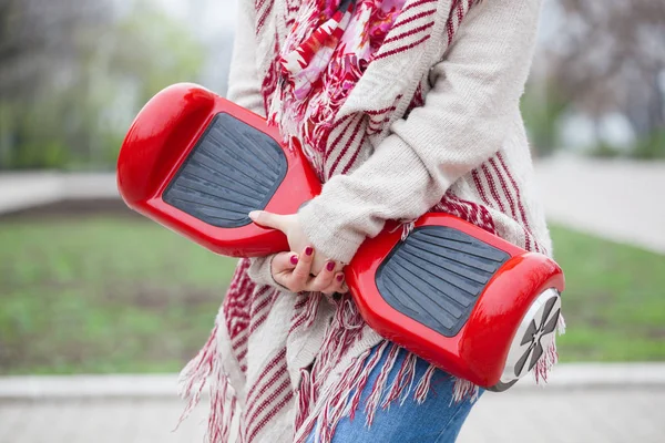 Kvinnlig Modell Håller Modern Röd Mini Segway Eller Hover Styrelse — Stockfoto