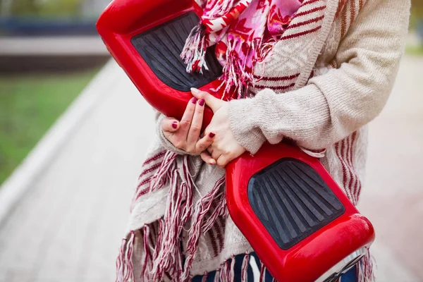 Kvinnlig Modell Håller Modern Röd Mini Segway Eller Hover Styrelse — Stockfoto