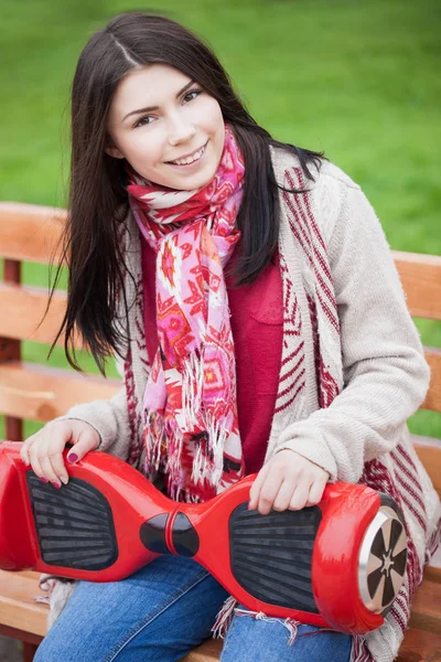 Biały Brunetka Dziewczynka Gospodarstwa Nowoczesne Czerwony Mini Segway Lub Unosić — Zdjęcie stockowe