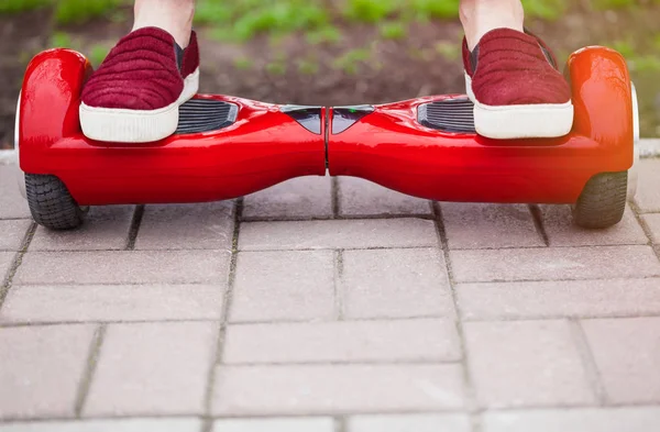 Gadis Dalam Sepatu Naik Pada Modern Merah Listrik Mini Segway — Stok Foto