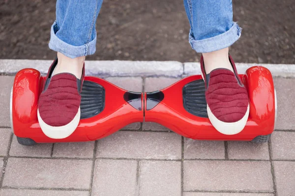 Flicka Skor Ridning Moderna Röda Elektriska Mini Segway — Stockfoto