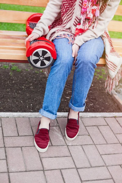 Kvinna Boho Stil Kläder Sitter Benchwith Moderna Elektriska Mini Segway — Stockfoto