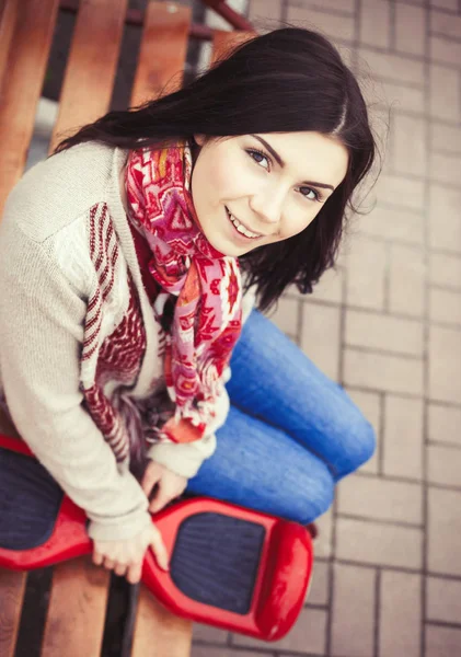 Jonge Witte Brunette Meisje Moderne Rode Elektrische Mini Segway Zweven — Stockfoto