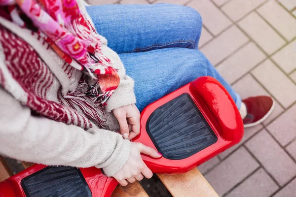 Kvinna Boho Stil Kläder Sitter Benchwith Moderna Elektriska Mini Segway — Stockfoto