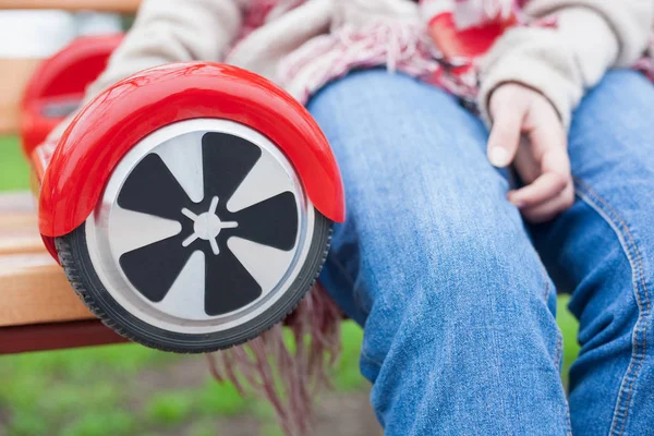 Kvinna Boho Stil Kläder Sitter Benchwith Moderna Elektriska Mini Segway — Stockfoto