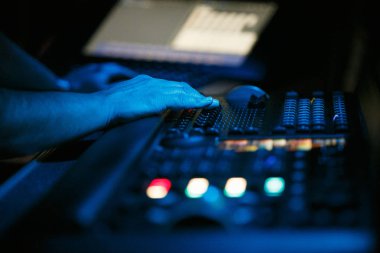 Gece kulübünde profesyonel konser aydınlatma kontrol paneli. Aydınlatma teknisyeni karıştırıcı konsolu büyük gece kulübünde partide sahne aydınlatma kontrol etmek