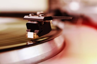Vinil rekor müzik ile ödeme döner. Dj, gece kulübü ve retro hipster Tema veya ses meraklısı için yararlı donatım. 