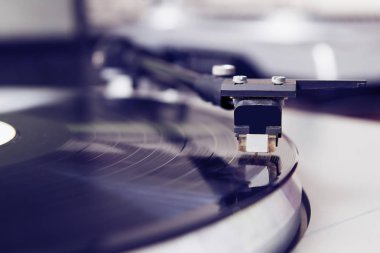 Vinil rekor müzik ile ödeme döner. Dj, gece kulübü ve retro hipster Tema veya ses meraklısı için yararlı donatım. 