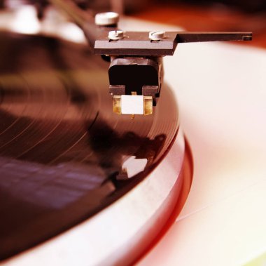  müzikal vinil kaydı ile pikap oyuncu. dj, gece kulübü ve retro bir tema için yararlı.