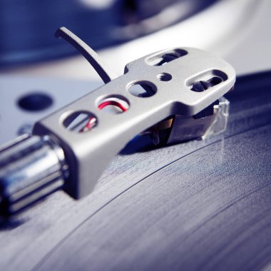  müzikal vinil kaydı ile pikap oyuncu. dj, gece kulübü ve retro bir tema için yararlı.