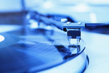  Bir disk jokey için profesyonel ses ekipmanları. Pikap vinil pikaplar ve iki kanal ses denetleyicisi karıştırma. 