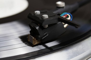 Bir disk jokey için profesyonel ses ekipmanları. Pikap vinil pikaplar ve iki kanal ses denetleyicisi karıştırma. 